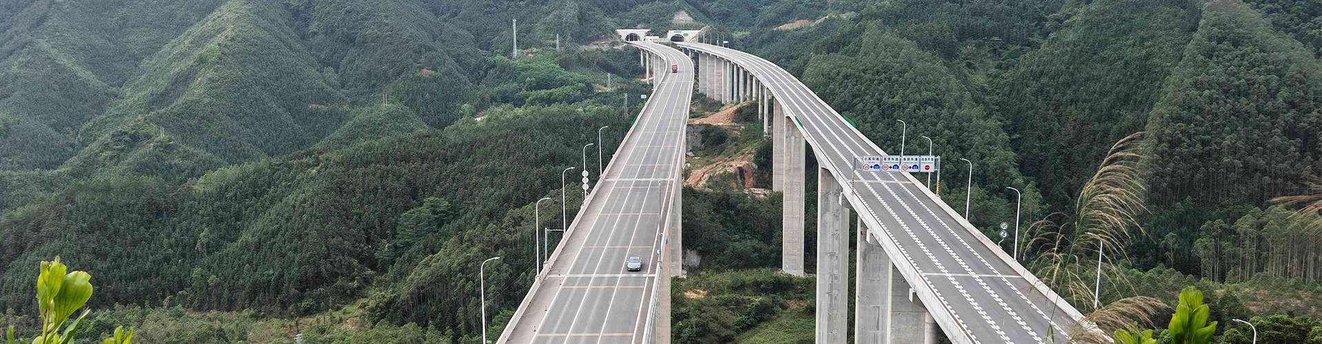 国勘仪器以RTU及高精度GNSS接收机为核心，结合多种传感器，搭建完成完善的高速公路边坡安全自动化监测系统。