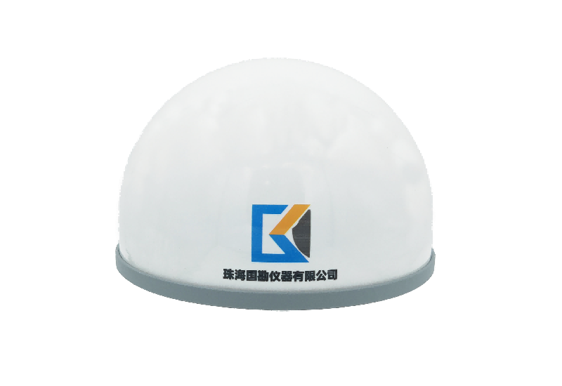 针对地表位移监测领域研发的高精度GNSS接收机，支持北斗全频点信号接收，可以提供稳定的高质量原始观测量输出以及毫米级高精度定位服务，该产品采用一体式模具封装，将天线与主机融为一体，便于安装调试，简化安装工艺，减少了天线罩、设备箱的使用。