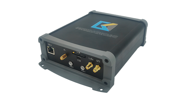 拥有强大、灵活的通讯功能和丰富的接口，可以通过 2G、3G、4G、5G、Ethernet、NB-IoT、LoRa、光纤、北斗三号卫星等通信网络，实现数据的采集、存储、显示、控制、报警及传输等综合功能。同时配备丰富的外部接口，提供翻斗式雨量计接口、RS232、RS485、以太网、模拟量输入、开关量输入、开关量输出和继电器接口，可满足各种不同水文/水资源及其它应用需求。同时可选配配备4.3寸触摸屏，方便现场调试和参数配置。