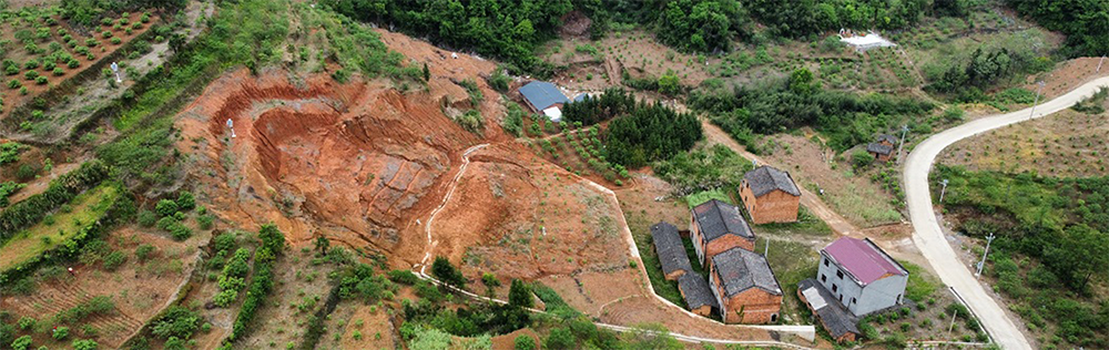 以RTU及高精度GNSS接收机为核心，结合多种传感器，搭建完成完善的地质灾害自动化监测系统